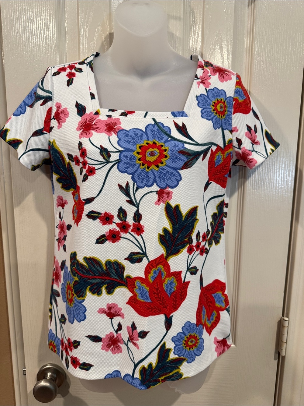 Ann Taylor Floral Short Sleeve Top. Sz Medium Petite